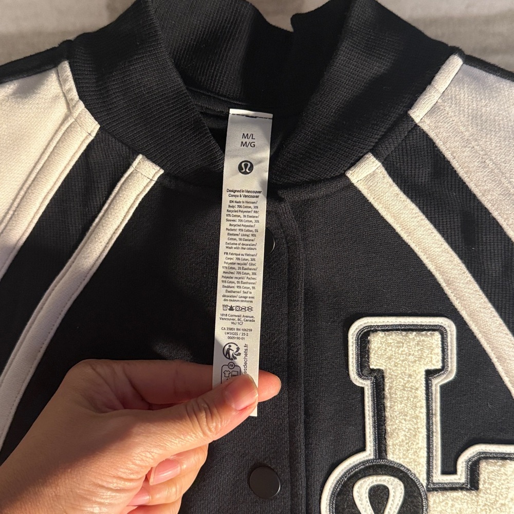 NWT $168 lululemon Scuba Oversized Collegiate Jacket
Graphic M/L - Picture 9 of 10